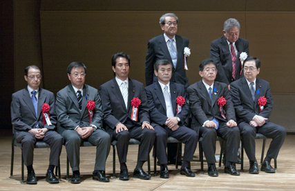 写真「ご来賓の皆さまと日本水大賞委員会」